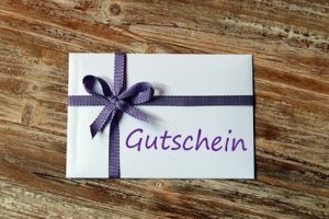 Gutschein - Briefumschlag mit lila Schleife